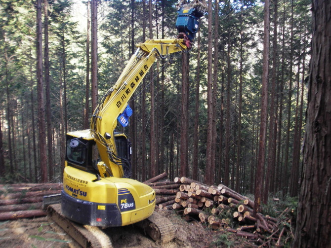 伐採された間伐木をH20導入ウィンチ付きグラップルを使って集材している様子です【森プロ団地】